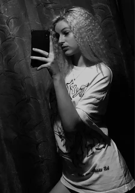 Я Дана, 18, из Франкфурта-на-майне, ищу знакомство для открытые отношения